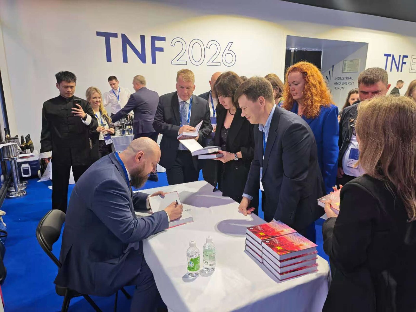 Автограф-сессия книги на форуме TNF 2026